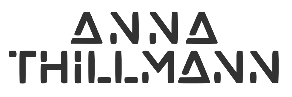 Schwarzer Text "ANNA THILLMANN" auf dunkelgrünem Hintergrund.