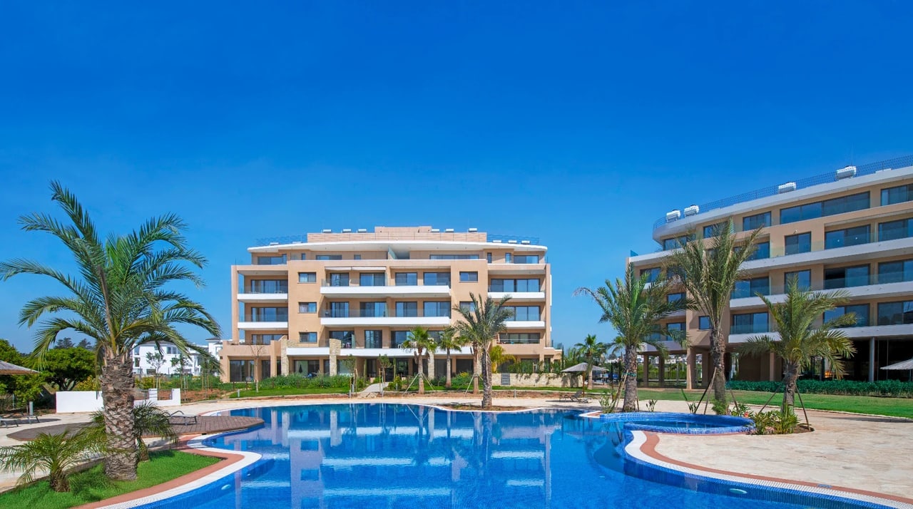 Wohnanlage mit Pool und Palmen in Limassol.