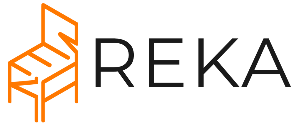 Orange stilisiertes Stuhlsymbol links neben dem schwarzen Text "REKA" auf dunkelgrünem Hintergrund.