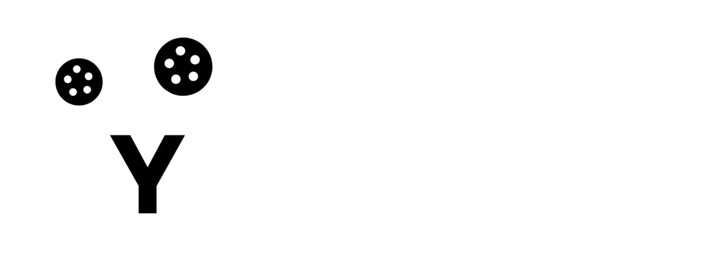 Weißes Logo einer Filmkamera mit dem Buchstaben Y im Sucher und den Wörtern "YIKES STUDIO" daneben.