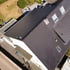 Geneigtes Dach mit Gaube vor der Installation der Solarmodule