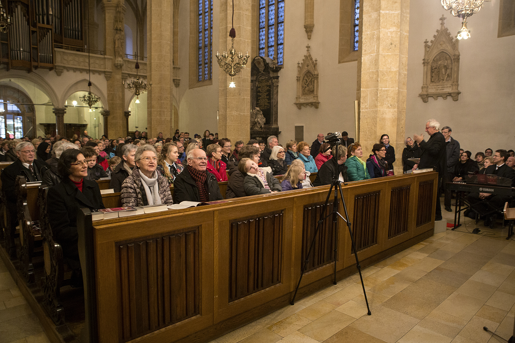 MGV Hartberg with its conductor during the choir night in the Stadtpfarrkirche, Voices of Spirit 2016, Graz
