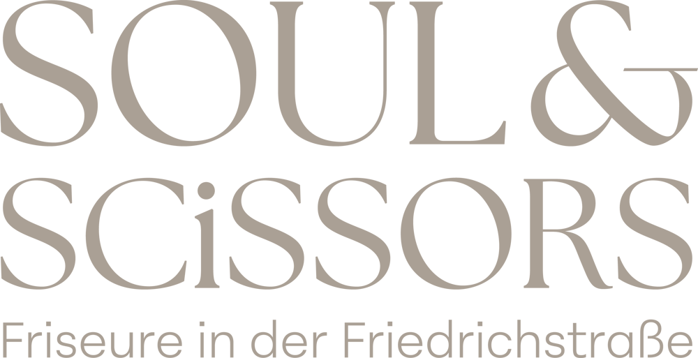 Textlogo "SOUL & SCISSORS Friseure in der Friedrichstraße" in Beige auf dunkelgrünem Hintergrund.