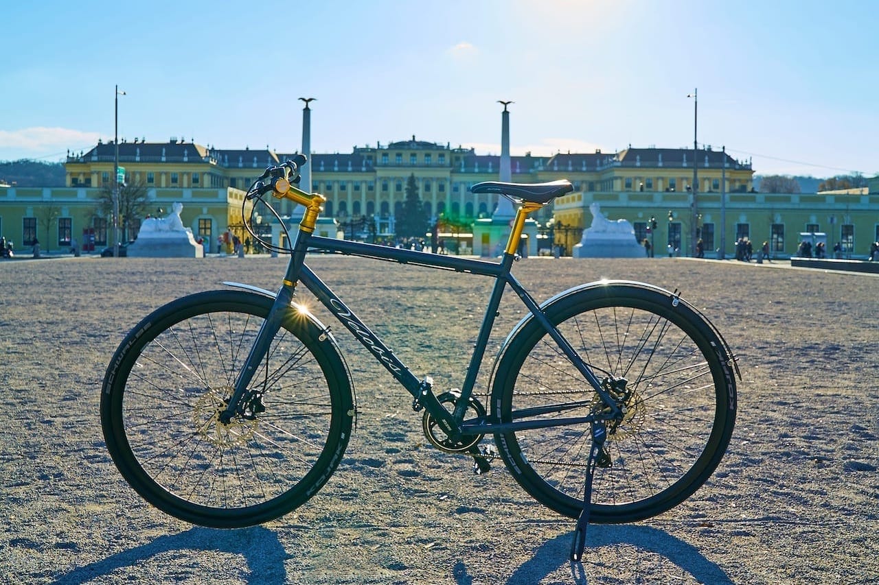 Velobis-Fahrrad vor Schloss Schönbrunn in Wien