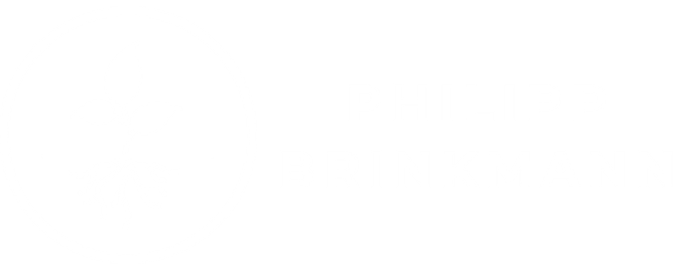 Logo mit weißer Pflanze, Wurzeln und Text "PHILIPP BRINKMANN" auf grünem Hintergrund.