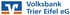Logo der Volksbank Trier Eifel eG: Blaues Quadrat mit weißem "V"-Symbol und orangefarbenem Balken, daneben Schriftzug "Volksbank Trier Eifel eG".