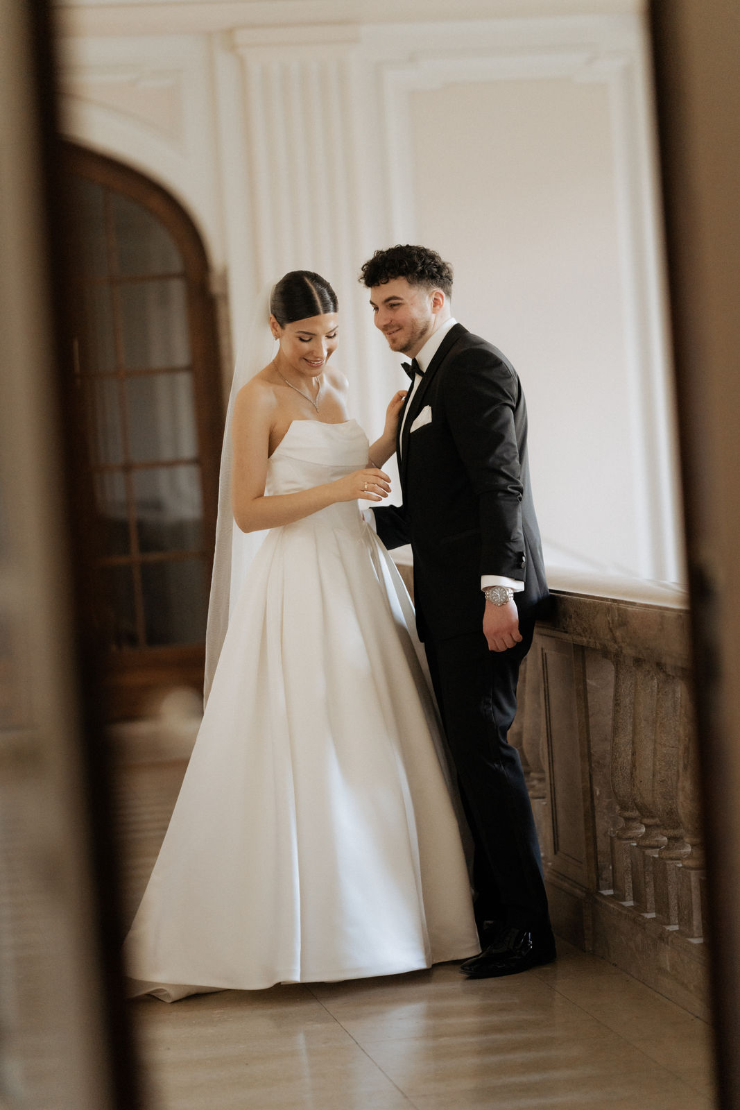 Brautpaar am Fenster beim Paarshooting, Schloss Garath.