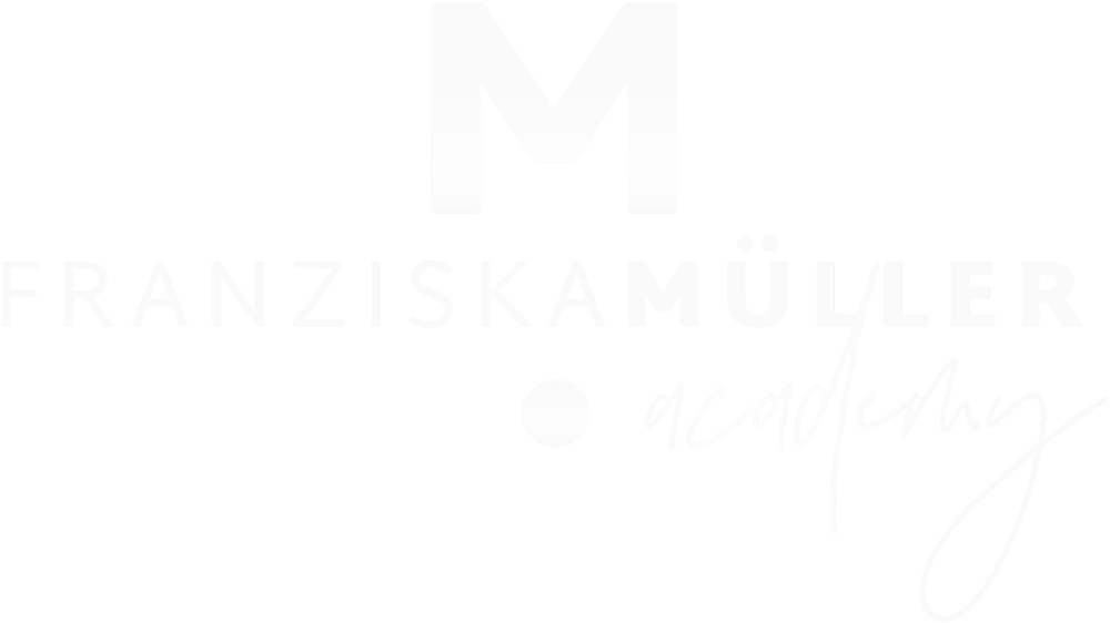 Logo von Franziska Müller in weiß, Pferdegestütztes Coaching Ausbildung 