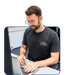 Dominik Walter arbeitet am Laptop
