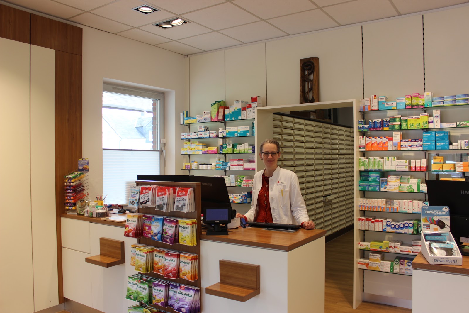 Mitarbeiterin am Beratungstisch der Stern-Apotheke