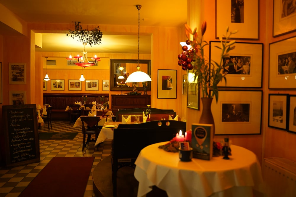 Eingedeckte Tische mit Blumen im Restaurant