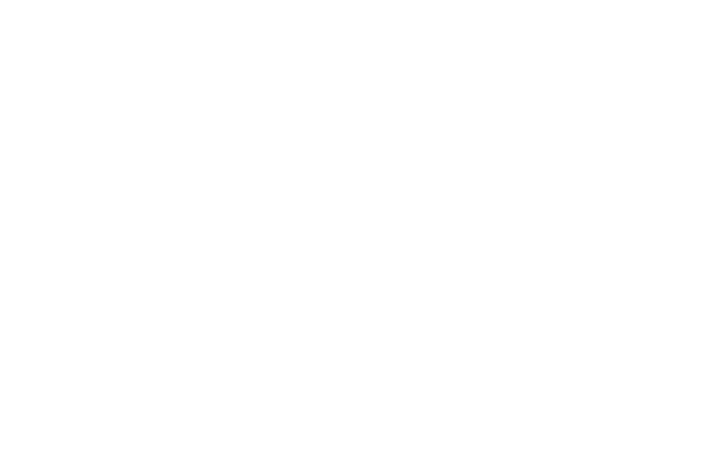 Weißer Text "MAKUR GEBÄUDEDIENST" mit "Reinigung - Außenpflege - Sanierung" auf dunkelgrünem Hintergrund.