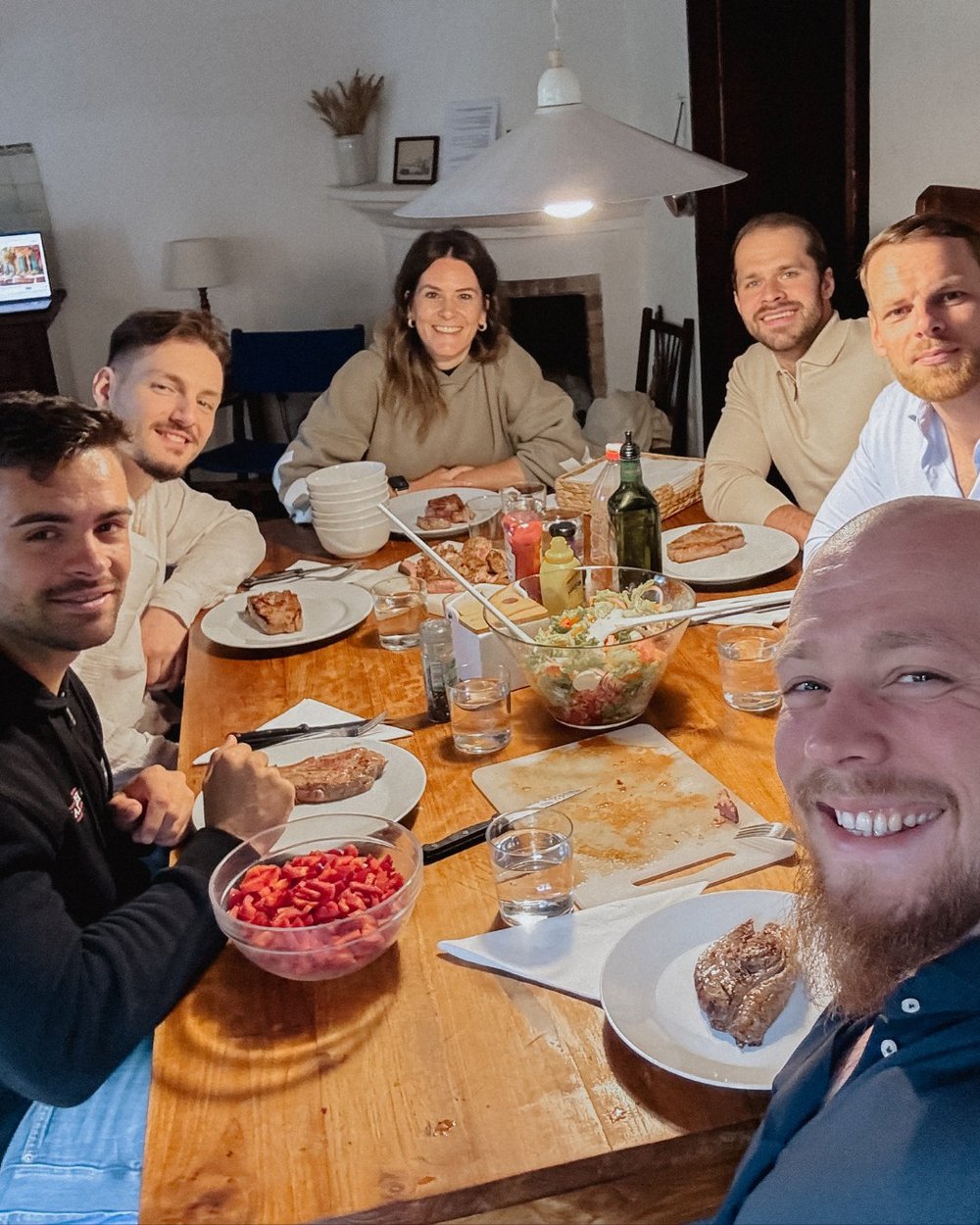 Gemeinsames Essen am langen Holztisch