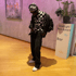 freshhome.vert: Sound, Fashion & Hip-Hop Vibe in kariertem Hemd, Bomberjacke, Jeans und Kopfhörern, neben einem Wegweiser zu "Highlight Restaurant" und "Bar".