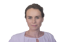Porträt einer lächelnden Frau mit braunem Haar in weißer Kleidung vor schwarzem Hintergrund.