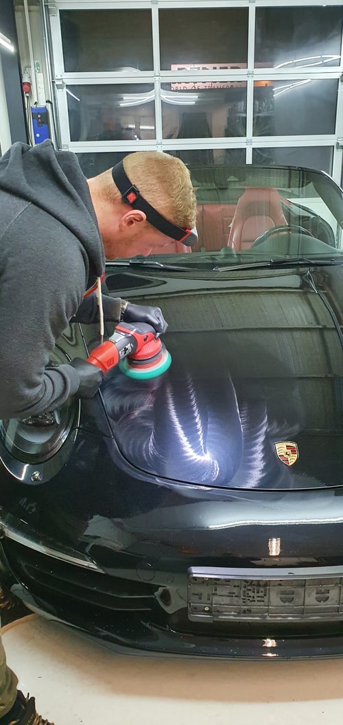 Politur an einem Porsche