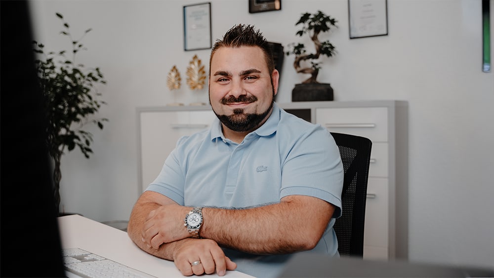 Dennis Walter im Büro von DWX Consulting