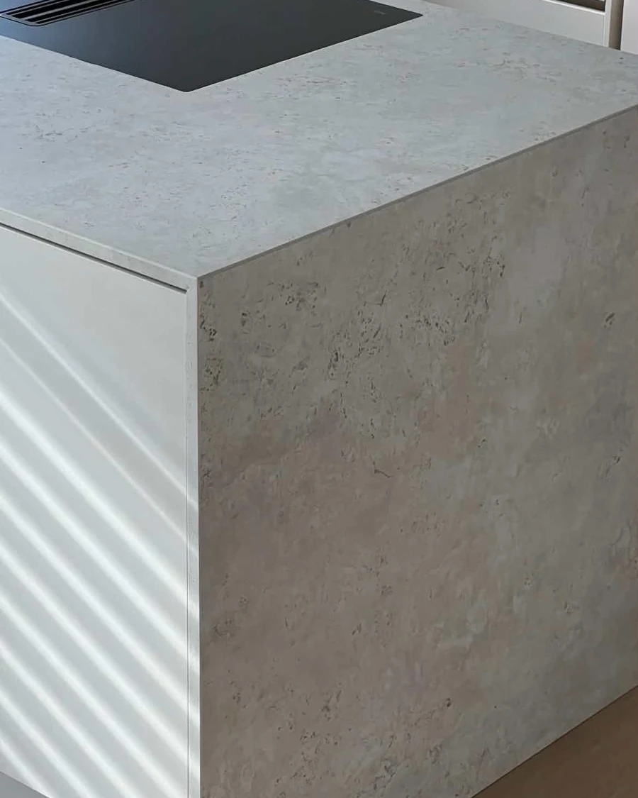 Auf Gehrung gearbeitete Halbinsel aus Dekton: Arbeitsplatte und Seitenwange gehen ohne sichtbare Fuge ineinander über