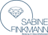 Dunkelblaues Logo mit Diamant in Kreis und Text "SABINE FINKMANN Beratung im Gesundheitswesen" auf dunkelgrünem Hintergrund.