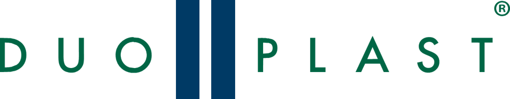 DUO PLAST Logo mit grüner Schrift und zwei blauen vertikalen Balken in der Mitte.