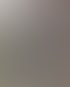 Eine Gruppe von 12 Personen in festlicher Kleidung mit Zylindern und roten Fliegen vor einem Haus.