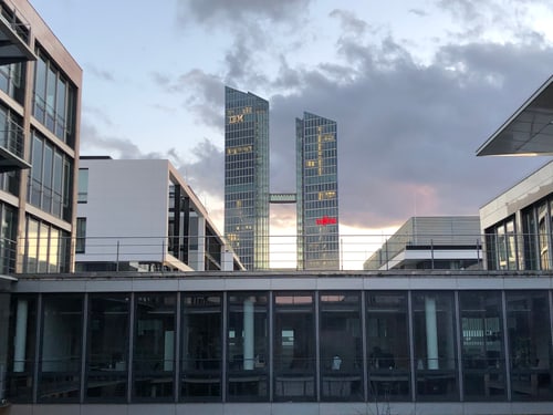 Zwei hohe Wolkenkratzer mit Glasfassaden in der Parkstadt Schwabing
