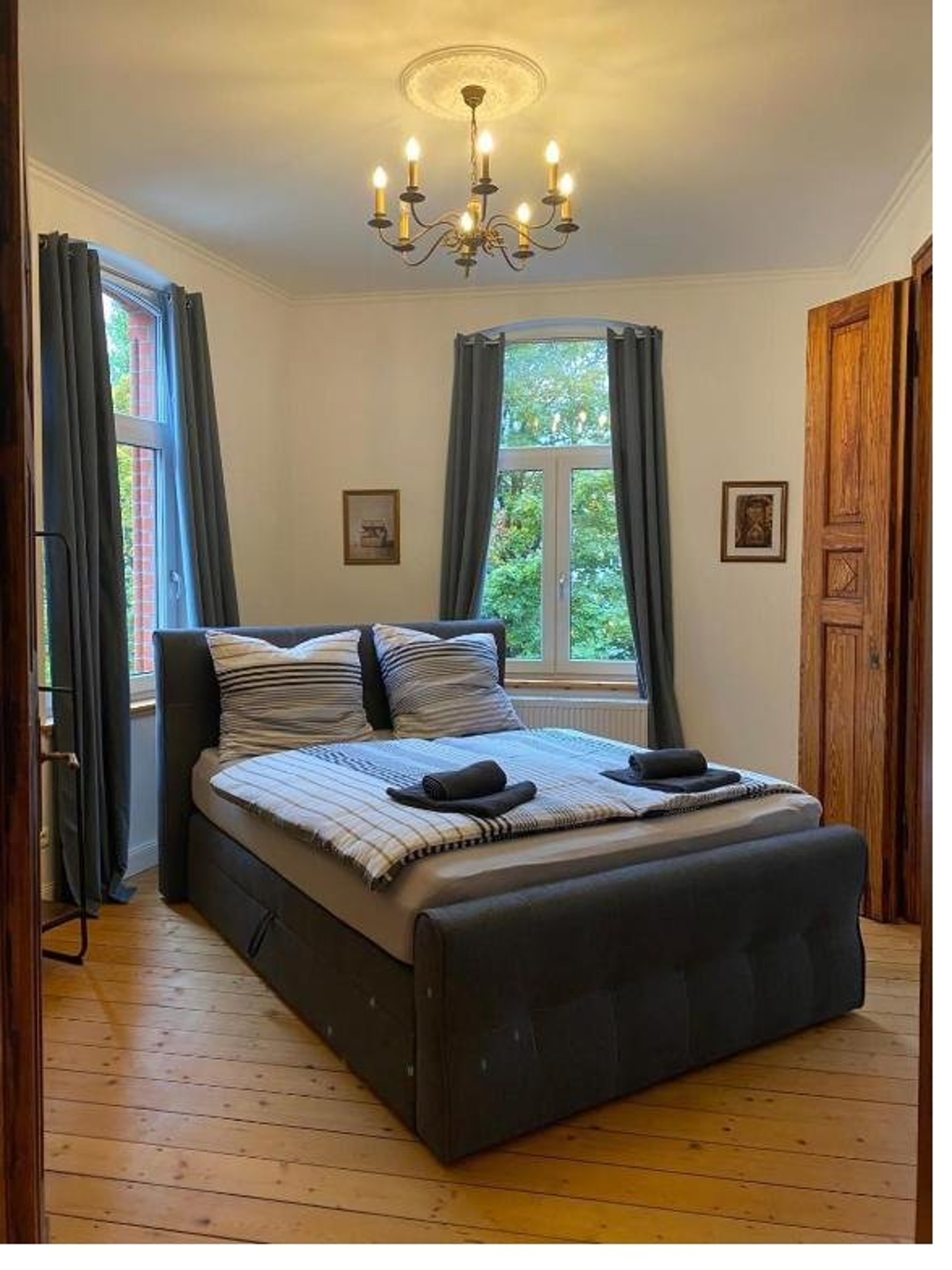 Stilvolles Schlafzimmer im Altbaustil mit Kronleuchter in Paderborn