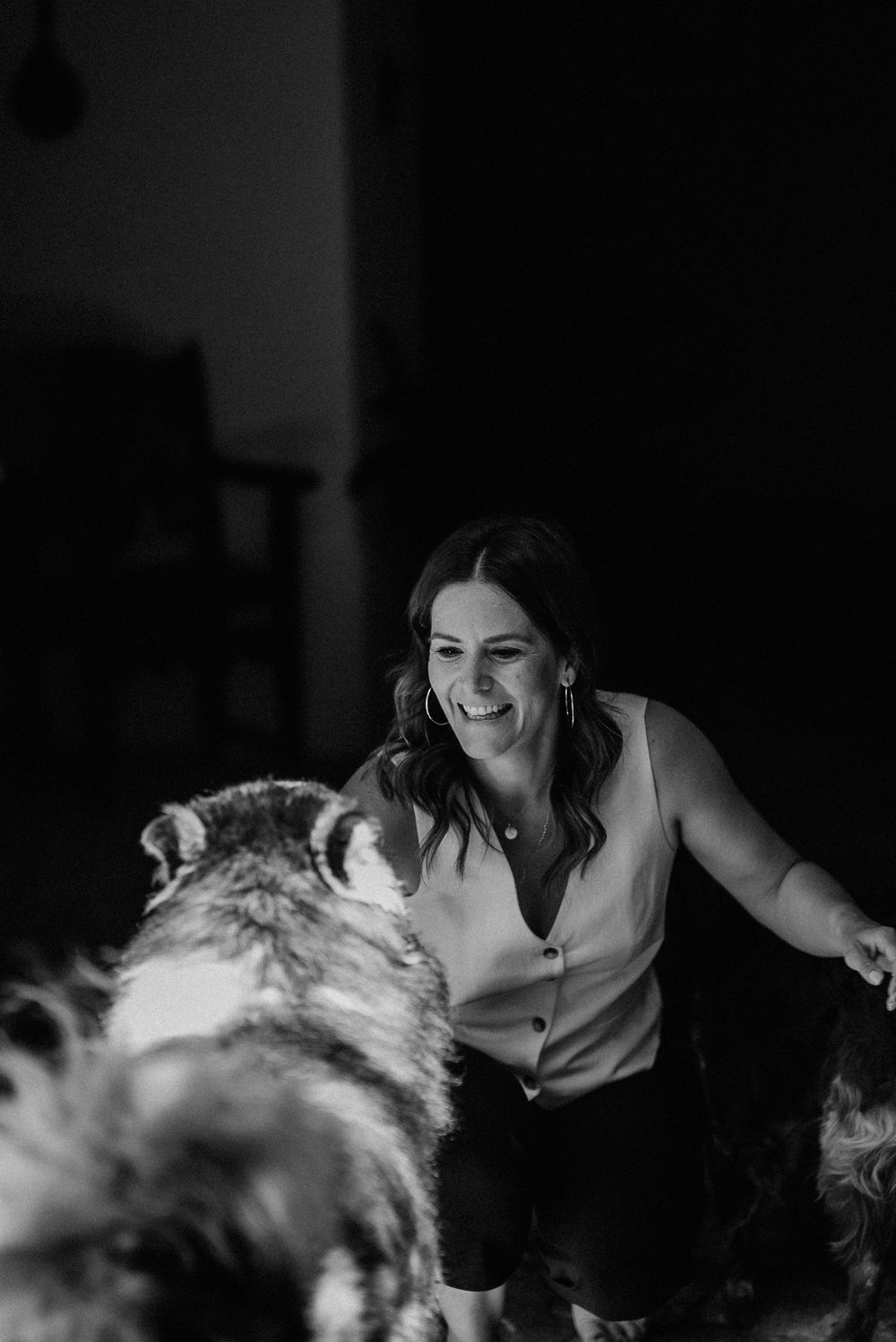 Frau mit Hunden, Schwarz-Weiß