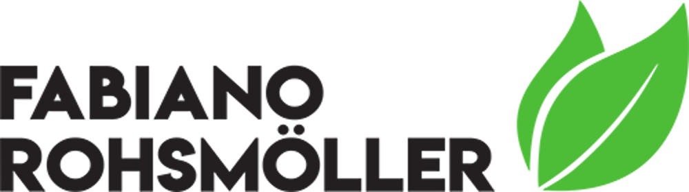 Schwarzer Text "FABIANO ROHSMÖLLER" auf grünem Hintergrund mit zwei grünen Blättern daneben.