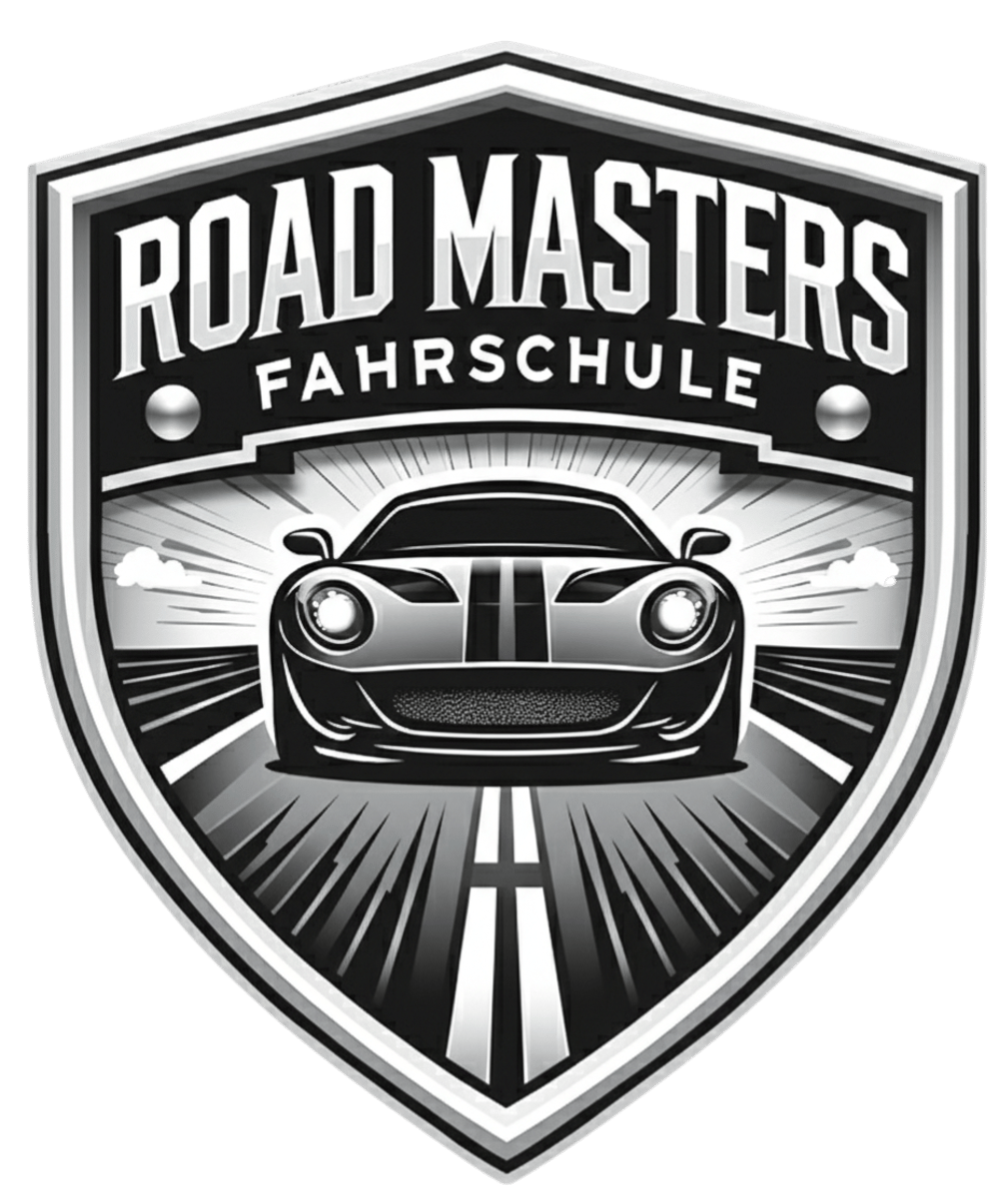 Graues Schild mit Schriftzug "ROAD MASTERS FAHRSCHULE" über einem Sportwagen auf einer Straße in Speyer.