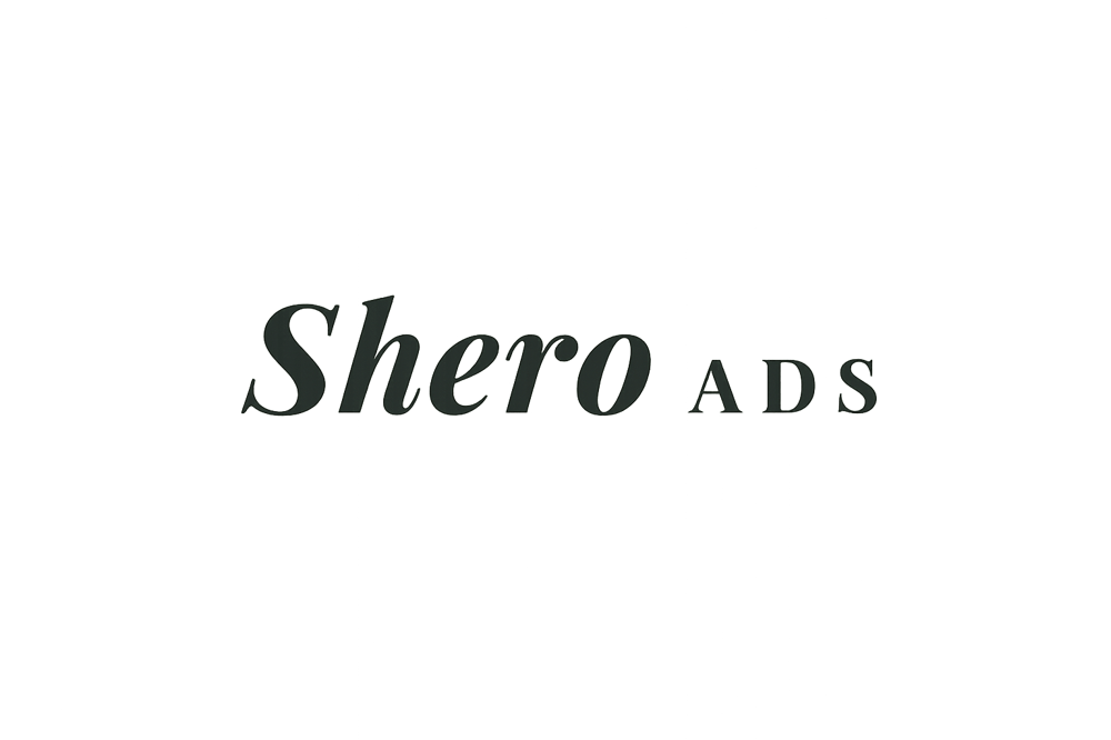 Schwarzer "Shero ADS"-Text auf dunkelgrünem Hintergrund.