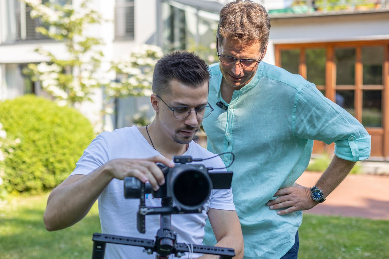 Zwei Mitarbeiter von Skyrecords prüfen die Kamera auf dem Gimbal vor dem Dreh