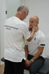 Osteopath Georgios Orfanidis führt eine Osteopathie Behandlung an einem Patienten durch
