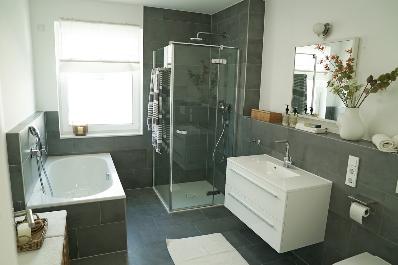 Modernes Badezimmer mit Anthrzt Fliesen mit weißer Badewanne in Hildesheim.jpg