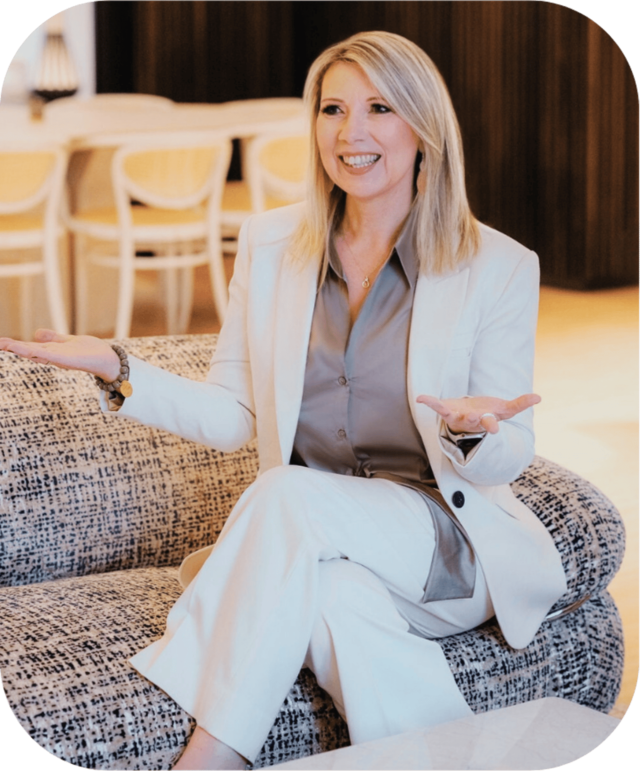 Susanne Kettler mit offenen Armen auf einem Sofa