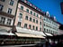 Hausfassade mit Gastwirtschaft und Freddie-Motiv