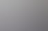Ein Mann im braunen Pullover präsentiert vor einer Gruppe, neben einem Flipchart und einem Klavier.