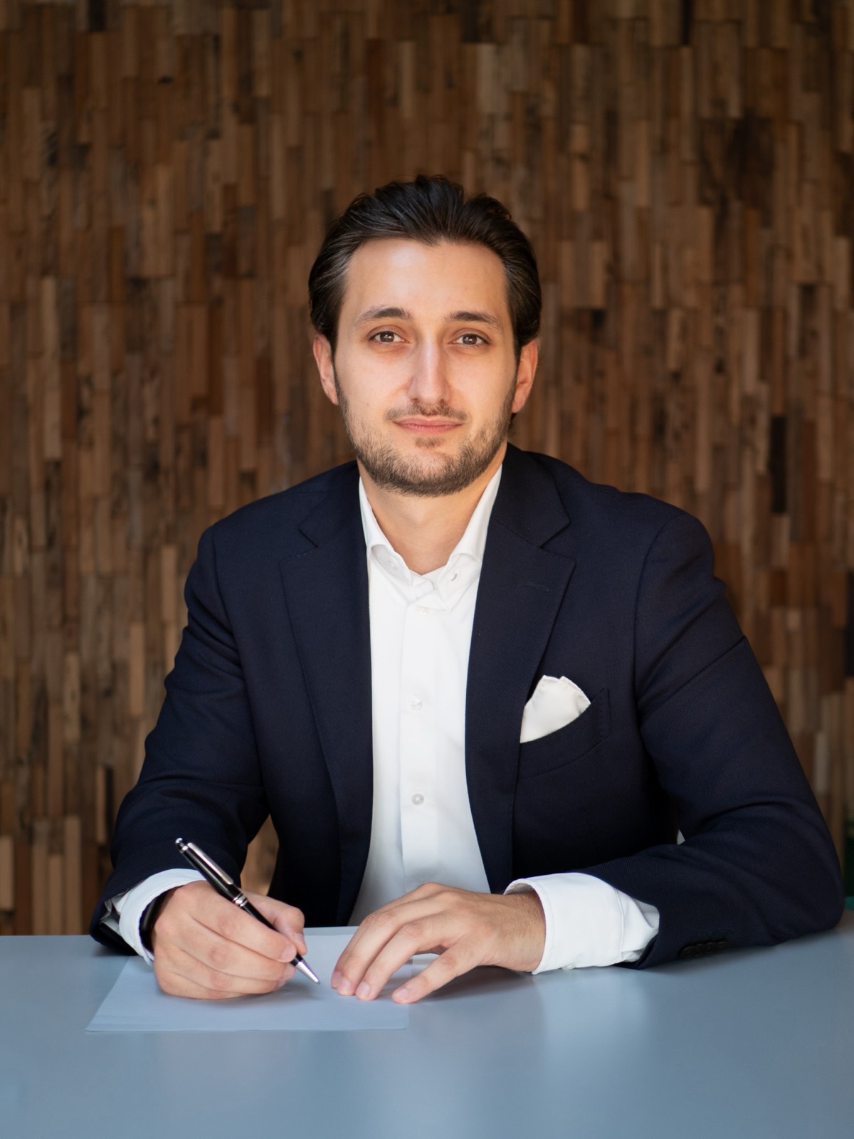 Konstantin Pavlidis am Besprechungstisch der Agentur