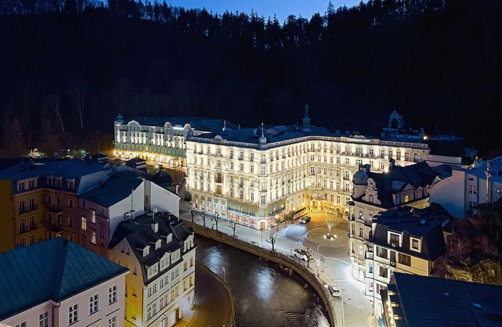 Grandhotel Pupp bei Nacht