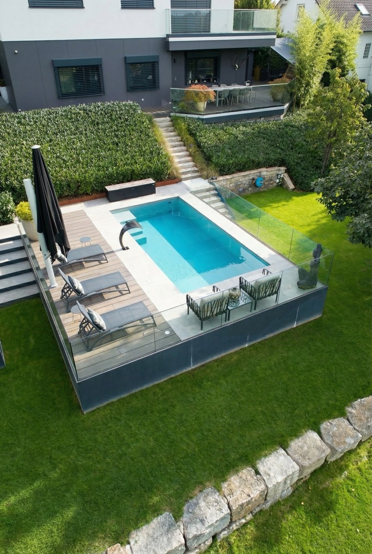 Modernes Haus mit Pool, Terrasse und Liegestühlen
