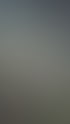 Blick aus der Fahrerkabine eines Baggers auf einen Schutthaufen und eine Baggerschaufel.