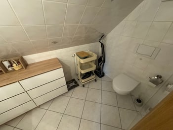 Zweites Badezimmer mit WC, Waschplatz und Dachschräge