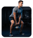 Ein Mann in Sportkleidung macht Kniebeugen mit einer Kettlebell in einem Fitnessstudio.