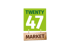 Grünes quadratisches Logo mit der Aufschrift TWENTY 47 über einem Holzschild mit dem Text MARKET auf schwarzem Hintergrund.