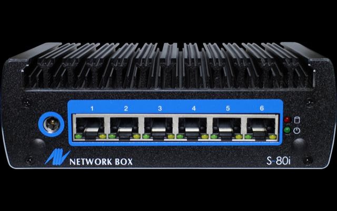 Vorderseite der Firewall Network Box S-80i von ANQA mit sechs blau umrandeten Netzwerkanschlüssen