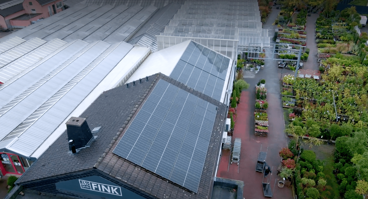 Luftaufnahme der auf dem Dach der Gärtnerei Fink montierten Solarmodule