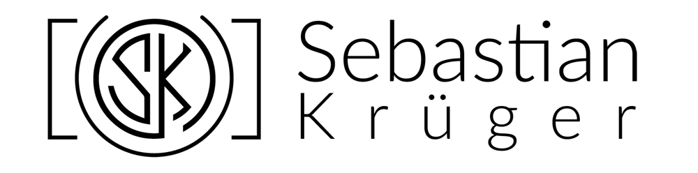 Logo mit den Initialen „SK“ in einem Kreis mit eckigen Klammern und dem Namen "Sebastian Krüger".