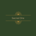 „Sacred She“ in der Mitte, mit goldenen Linien und Lotusblumen oben und unten.