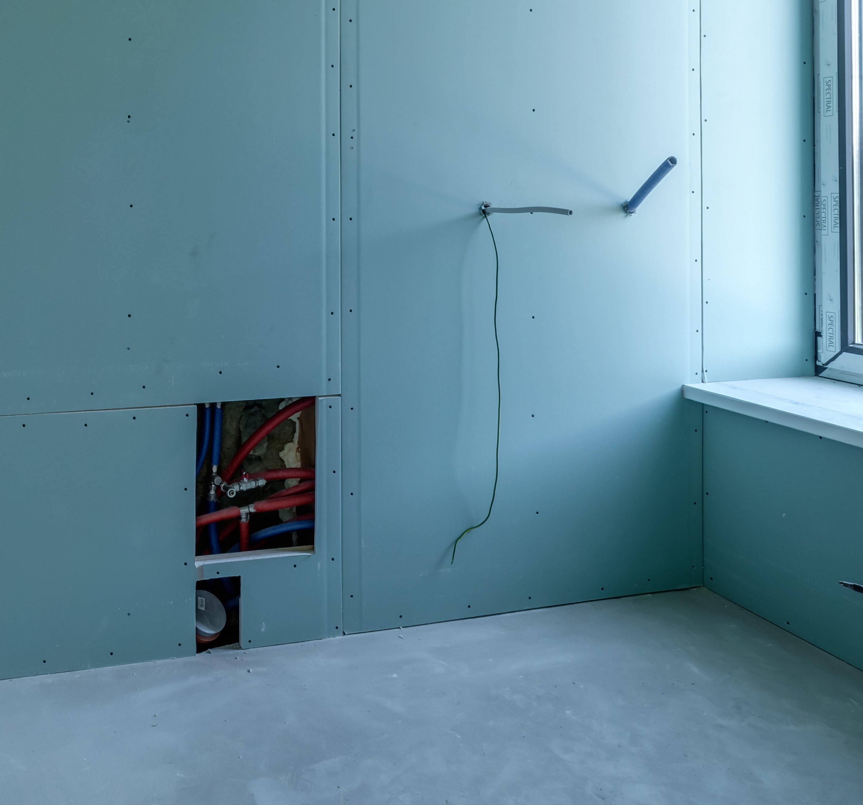 Leerrohr und Leitungsweg in einer offenen Trockenbauwand