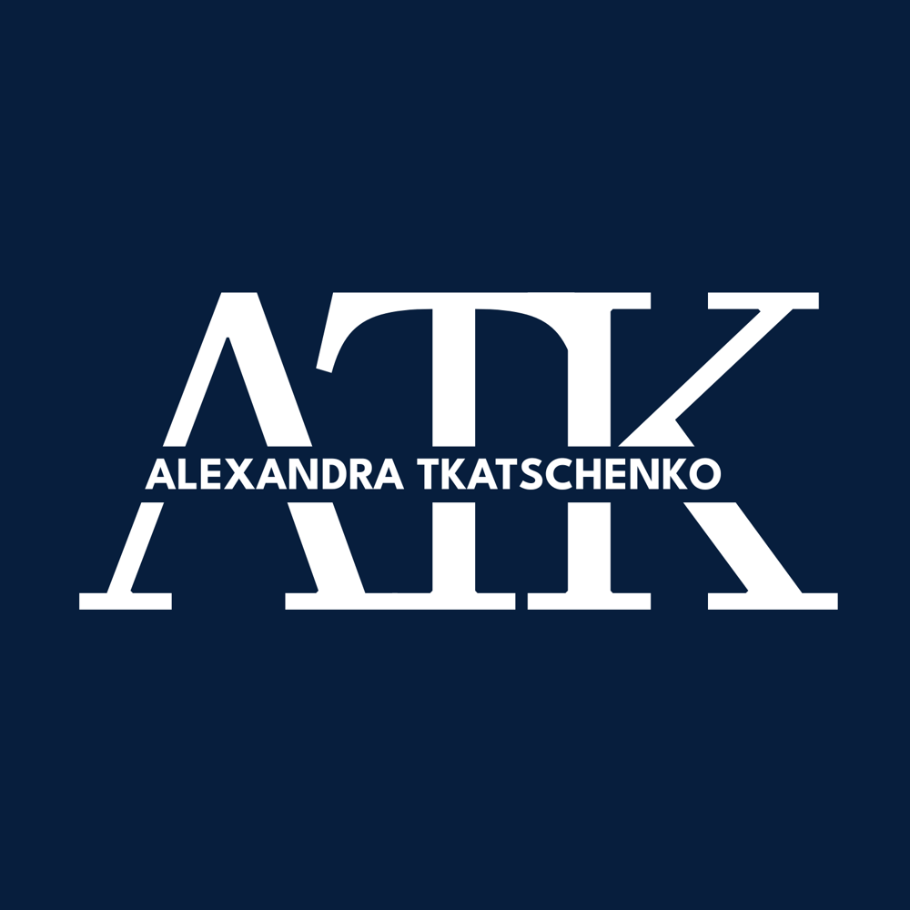 Weißes "ATK"-Logo mit "ALEXANDRA TKATSCHENKO" in Kleinbuchstaben auf dunkelblauem Hintergrund.